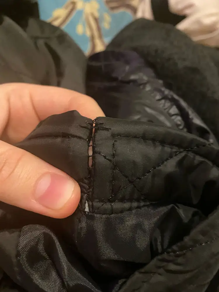 Заказала куртка в двух размерах, чтобы наверняка. В итоге это оказалось для меня больших сюрпризом. Куртки очень сильно отличаются друг от друга. Две разных куртки от слова совсем. Нигде такого ещё не видела!!! На одной куртке подклад на искусственном меху, на другой куртке подклад тканевый. Та куртка, которая на меховом подкладке очень сильно тянет из за меха, формы не держит. Молнии, застёжки, многие мелочи тоже отличаются. Как говорится кому какая куртка попадётся. Все ничего, если бы на следующий день не обнаружила брак, карман держится просто на соплях. Поэтому буду делать возврат!!! Разочарование полнейшие!!!