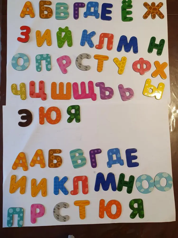 Буквы 54шт. как заявлено на коробке. 
Буквы яркие, хорошо держатся  на металлической поверхности. По стоимости трудно судить дорого или нет. Обновлю после эксплуатации.