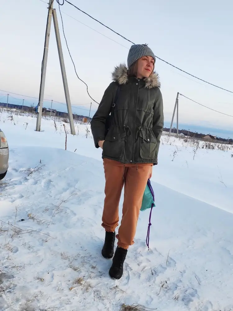 Заказывала размер S в оливковом цвете, горловина узковата и в целом теснее, чем бежевый в размере М и горловина уже нормально, выкупила бежевый, очень удобный, уютный, без утепления, но ткань плотная