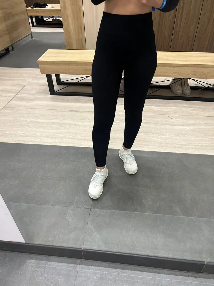 Легкие, удобные. Сильно не стягивают. Почти не чувствуется на теле, даже необычно немного.