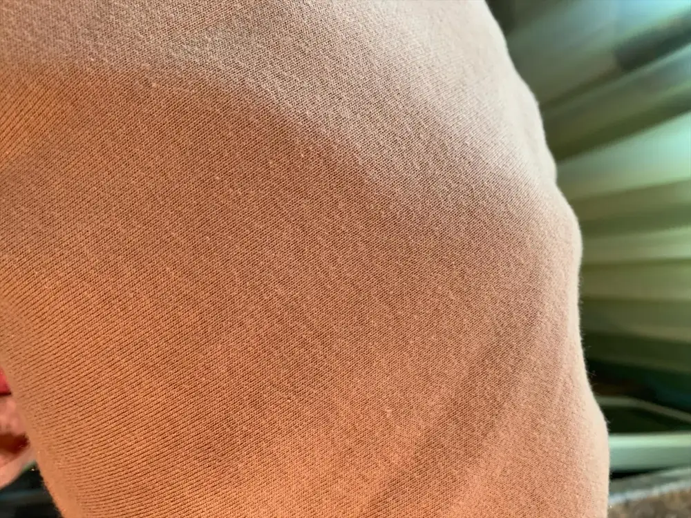 Костюм не понравился! Самый большой размер на рост 180-длина брюк у бежевого вот-вот. Верх -непонятные рукава, резинка болтается, огромная сама по себе толстовка. Материал -это что-то, уже видно сразу,что скатается(фото прилагаю), да на нем уже катышки образуются. И фото неприятной изнанки тоже прилагаю. Не советую никому этот костюм. Цена заоблачная. Разочарована, оформляю возврат!