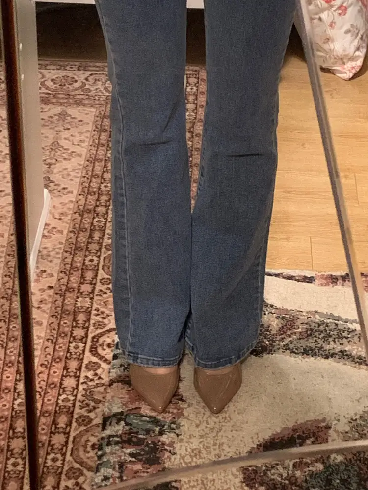 Красивые. Но кривые :(( с размерами беда. Мой размер xs. В 26 еле влезла. 27 очень туго в обтяг. 28 отлично в бёдрах, велик в талии (Да, я перезаказывала их трижды). Теперь думаю, что делать с этой кривизной. Ждала их очень. Расстроена ..((