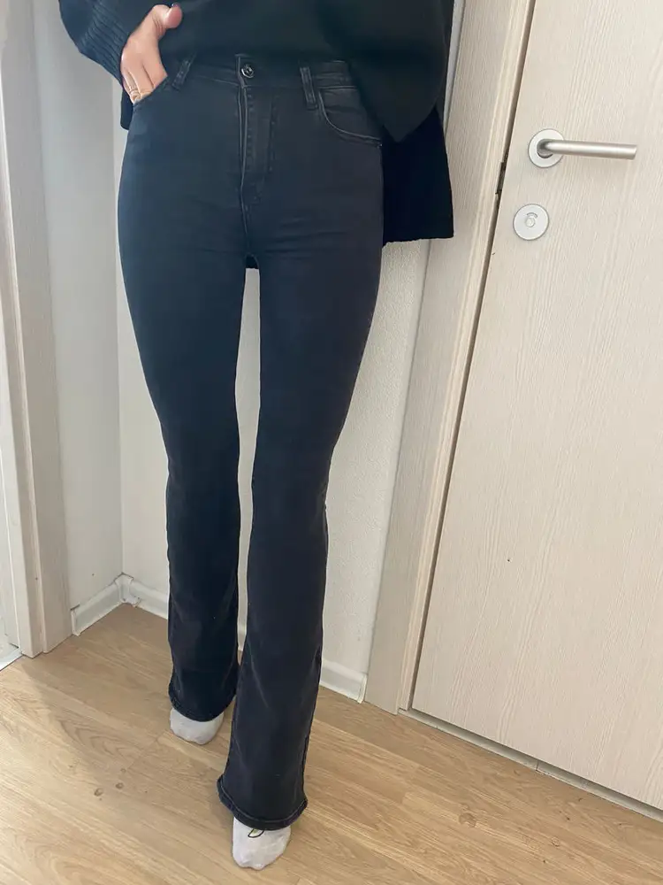 Джинсы конечно маломерят, почитала отзывы и заказала на размер больше. Сели отлично. Качество, цвет, посадка 🔥🔥🔥🔥🔥Спасибо большое! 😊Рекомендую однозначно!