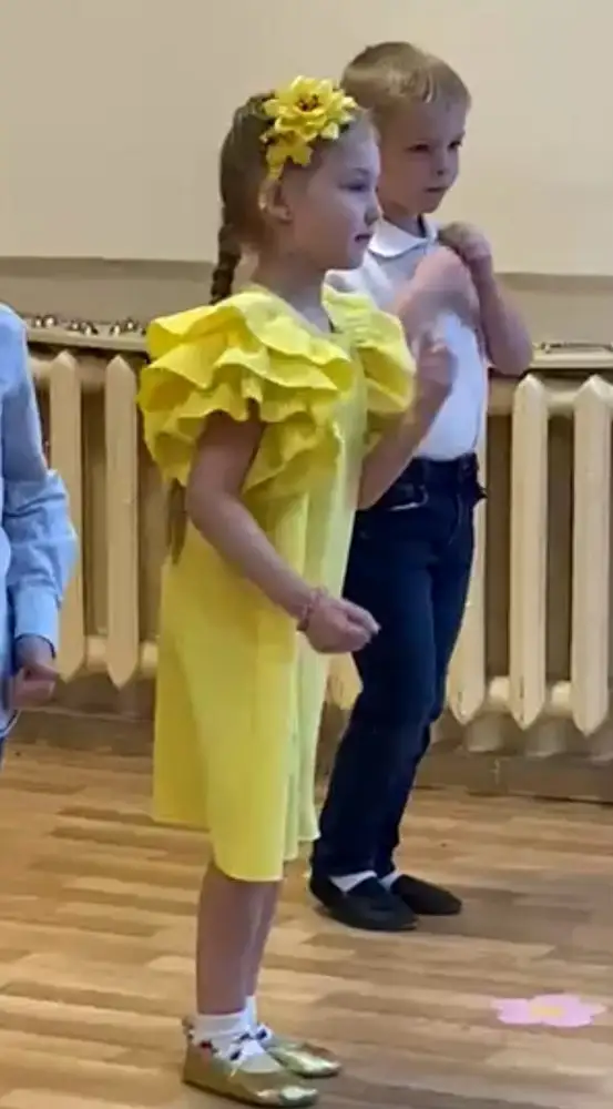 Ребёнок ростом 120 см. Клёвое платье, рукава реально пышные. За цену 1400 рублей на праздник осени - просто супер!
Синтетики в меру.
По ширине:  в платье худеньких девочек при желании влезет штуки три без особых усилий ))))
Но поскольку у него нет шлицы, это даже плюс.