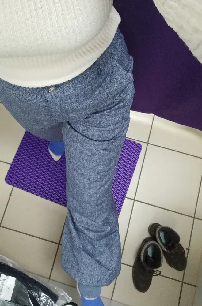 Штаны легкие, теплые, выбрала джинсовый. по размеру брала больше, люблю посвободнее, подкладка удобная, к нокам не прилипает, ноги не чешутся, можно носить пока без колготок, спасибо!