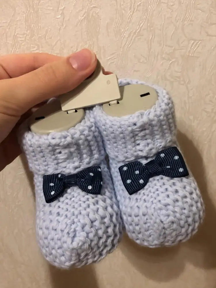 Мягкие, есть небольшой запах, но в любом случае стирать. В нашей паре чуть разные бантики. В общем, супер