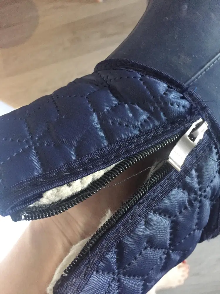 Дополню отзыв. Проходила пару недель, у одного сапога около молнии отошла кайма, некрасиво, неудобно, нужно теперь нести в ремонт. Или я изначально не заметила брак, или так слабенько прошито 🙁