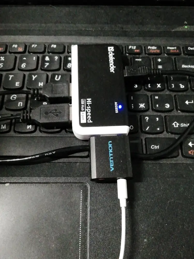 Отлиня вещь, в ноуте не хватало USB, этот разветвитель решил проблему. Все подключённые устройства работают корректно, в том числе usb звуковая карта. Единственный совсем не очевидный минус это слишком яркий светодиод, ночью он освещает пол комнаты, приходиться прикрывать. ( зачем производители суют такие светодиоды? ) Рекомендую.