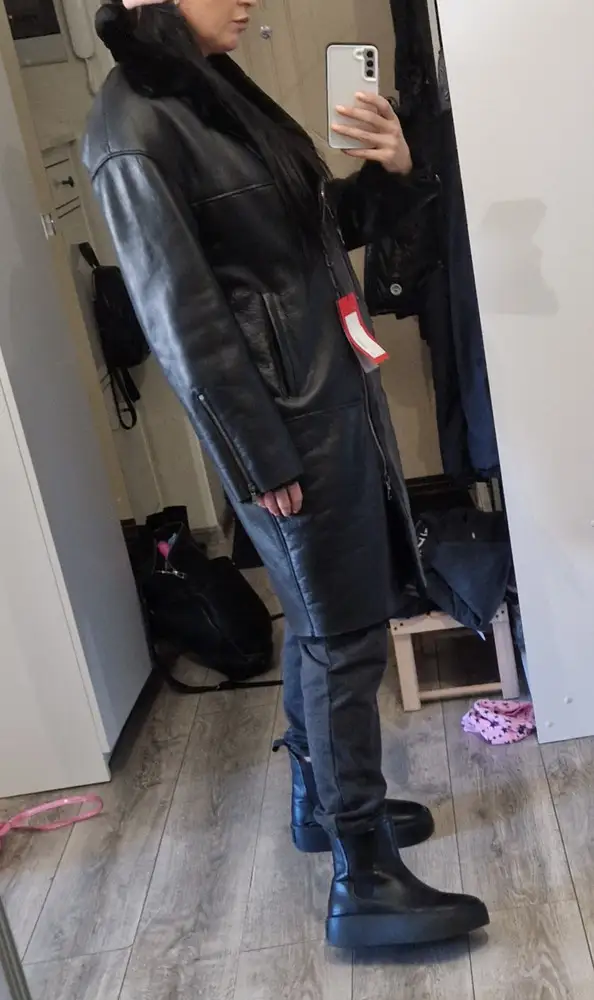 Упаковка для такой вещи просто ужас! Рваный, тонкий пакет.  Дубленка сама хорошая. Швы ровные. Маломерит на 2 размера, если не на футболку. Ношу 44-46 , тут 48 прям ну очень впритык. Запаса на тёплую кофту нет. Об - 90, ог - 90.