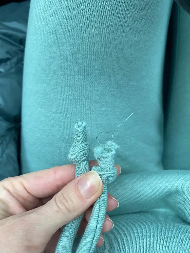 Довольна костюмом, тёплый, внутри приятный начёс. Цвет взяла фисташковый, очень приятный. Брала размер XS на мой пост 165/50 кг. Боялась , что будет мал, но он в самый раз. Единственно , что мне не привычно, немного рукава коротковаты, когда поднимаешь руку, хочется, что бы больше закрывало. И я очень придирчива, но мне не понравилось, как обработаны шнурки на худи ( см фото). Как в носке будет посмотрим. А так очень понравился костюм, на зиму самое то !