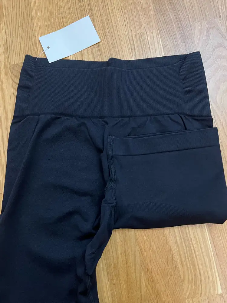 Шорты классные! Швы идеальные, качество супер! На фотках видно как все прошито! 👍🏼хорошо утягивают, отлично тянутся, не просвечивают! Брала для волейбола🏐🏐🏐 короче клёвые велосипедки👌