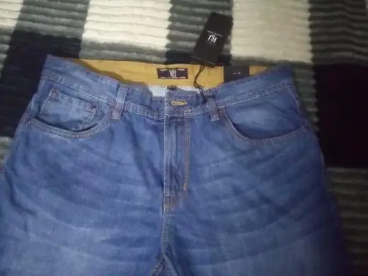 Классные прямые джинсы. Материал не сильно плотный, скорее для лета. Идут размер в размер. Взял бы ещё, да не засолишь.
