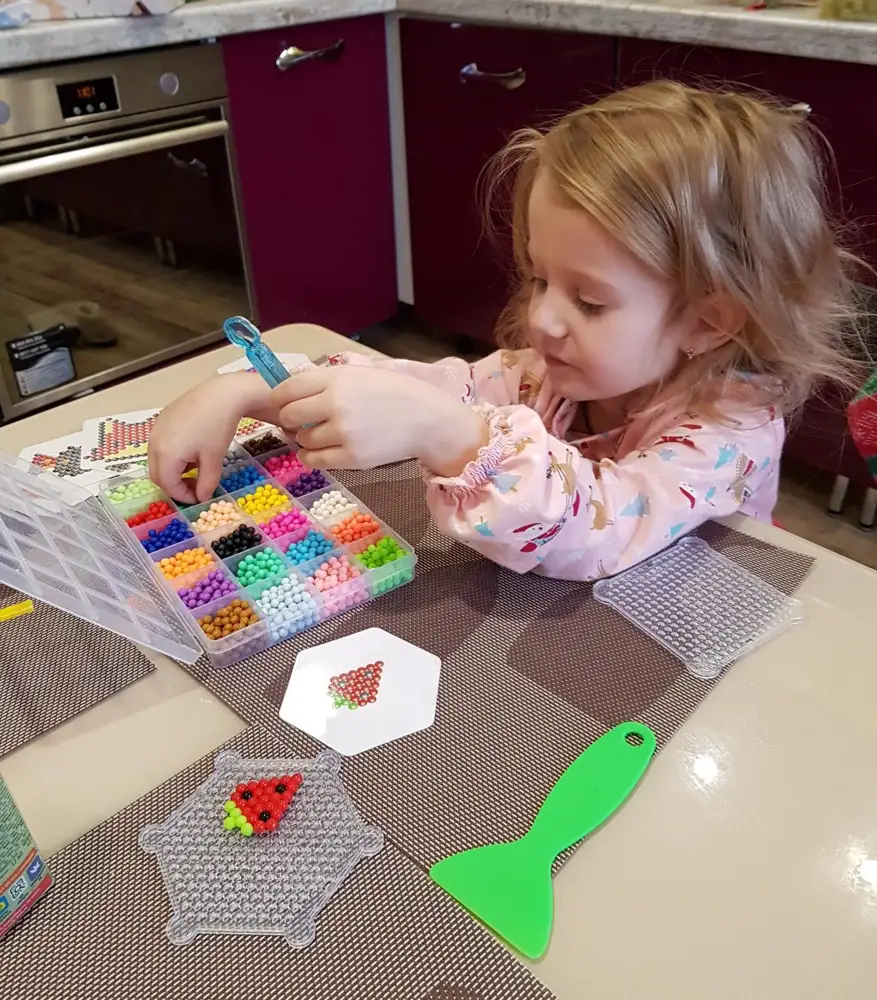 Дочь просила месяц наверно мозаику. Подарили на др (4 года). В целом ей понравилось, но на долго не заинтересовала, может из-за обилия новых игрушек. Собрала картинку и ускакала играть в другие)