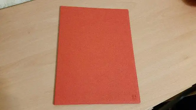 Качественная папка, приятная на ощупь. Не жесткая и не совсем мягкая, то, что мне нужно)