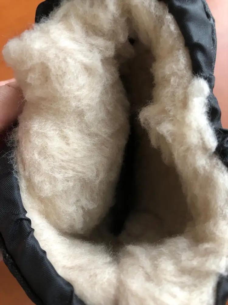 Стопа 26см,заказала 40-41, на толстый х/б носок подошли,голенище пришито очень аккуратно. Очень легкие. Думаю на узкую ногу или чуть среднюю,т.к.резиновая часть не плывет(не мягкие),но и не жесткие. Хорошие сапоги, глубокой осенью в слякоть,по хозяйству-самое то.