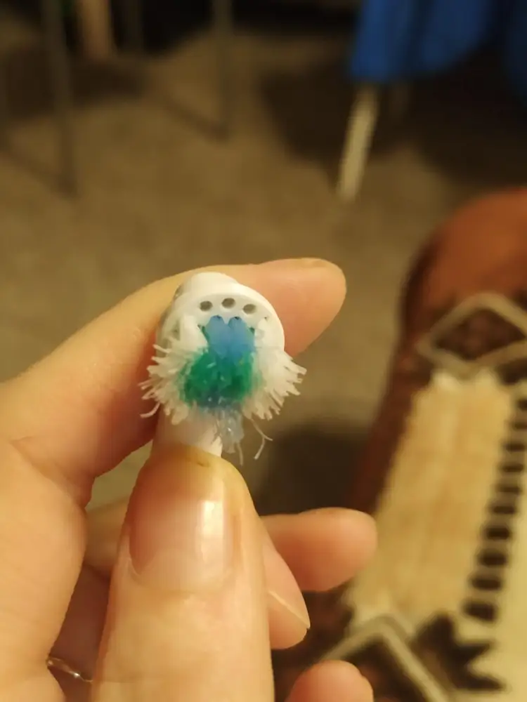 Не ждите хорошего качества, сколько платим, столько и получаем. Так выгляди щётка моего сына после использования 2 месяца. Щетинки прям спутались. Что заплатила, то и получила.