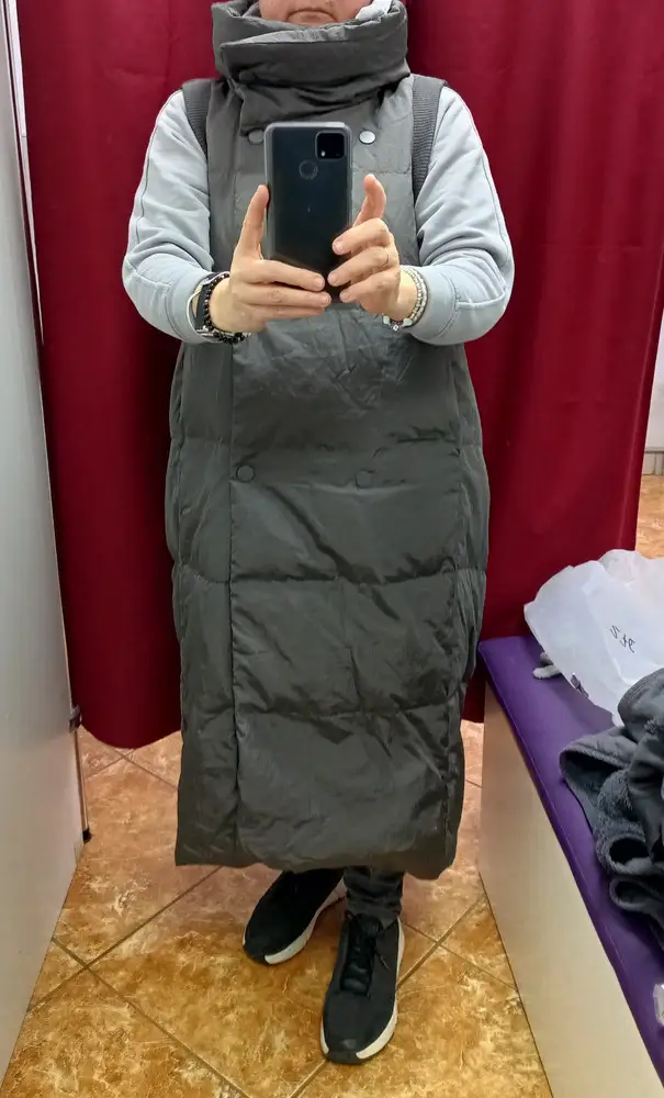 У меня 50 - 160. Пошив и качество отличные! Вид спереди выше всяческих похвал, жилет сел свободно. Сзади тоже, а вот то, что сбоку, для худой и звонкой. Иначе пройма да, как майка - борцовка. Вылезать не хотелось, до того уютно, но всё-таки отказалась. Для очень стройных или очень стильных. Для себя поищу у бренда что-то другое. В уют и качество влюбилась!