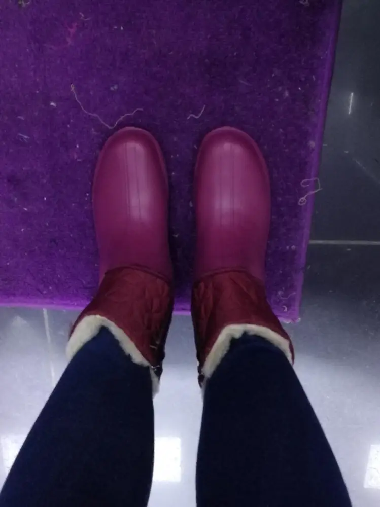 Сапоги в, целом неплохие, как на картинке. НО!!! они на низкий подъем. У меня средний подъем и сверху мне жали, т е лишний носок или стельку не надеть. Да и так то не походить, не смотря на то, что взяла на размер больше себе. Пятка выпадает, а стопа сильно прижата. Хотя производитель в вопросах ответил, что на средний подъем подходит. Не подходит!