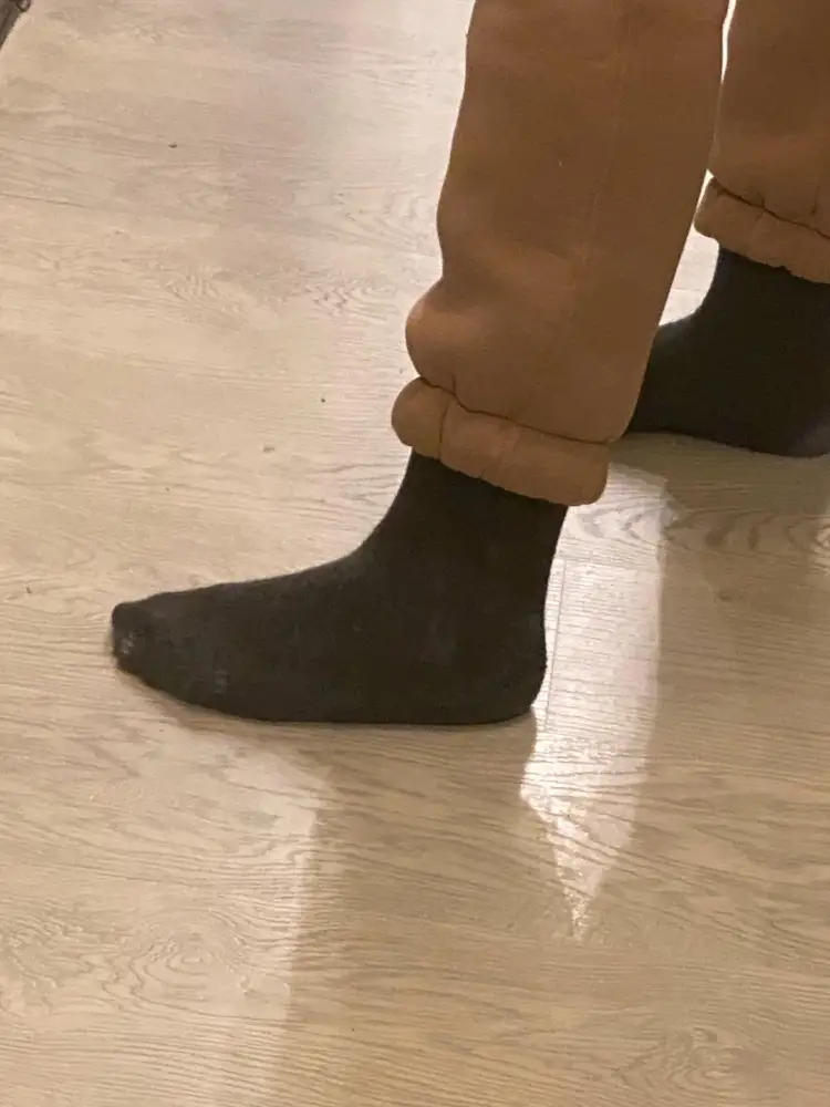 На рост 169 штанины короткие, до щиколотки не достают. Когда покупаешь на минусовую погоду, хочется чтобы ноги не были голые В талии очень широкие, резинка слабая, шнурка нет. На худи большой классный капюшон. Но рукава тоже коротки - до запястья достают только при опущенных вниз руках. Ткань сама тёплая хорошая, сшито не удачно.