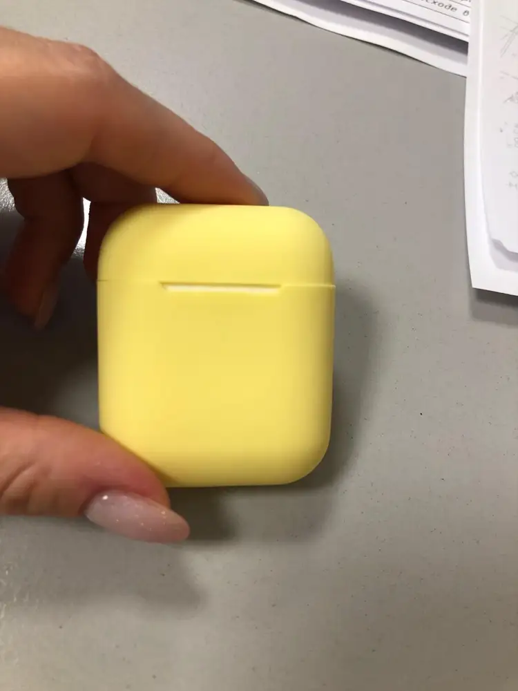 Качество хорошее, цвет идеальный, приятный наощупь. Из минусов - Пришёл грязный (но оттерлось), и немного велик, не вылетает, но не плотно.