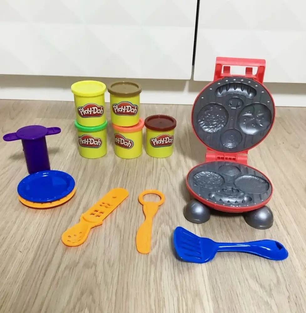 Отличный игровой набор play doh , всё в комплекте , пластилин приятно пахнет , пластик без посторонних запахов . Доставили без задержек. Спасибо 🔥🔥🔥