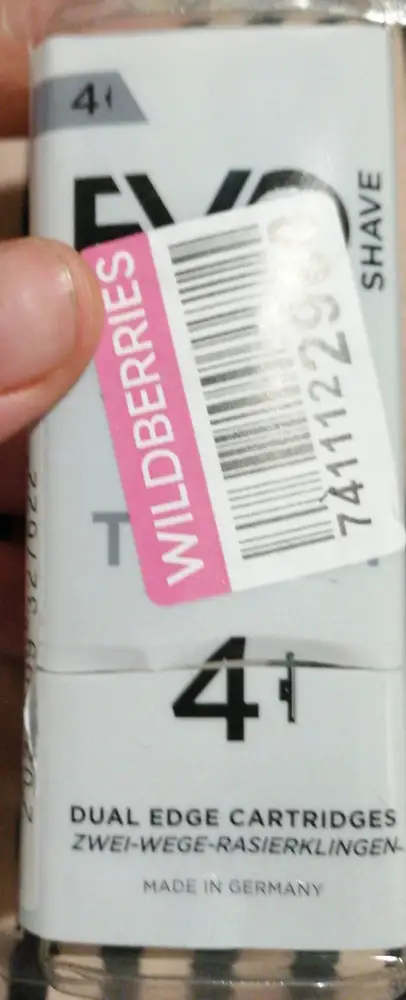 Упаковка пришла в скрыта, все сменные кассеты на месте, но не очень приятно