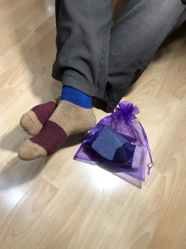 Случайно нашла этот набор на сайте. Упаковано в подарочный мешочек, можно под ёлку положить в качестве подарка. Муж доволен, хорошее качество, размер подошел на 43, на ощупь приятные, мягкие такие. Муж сказал, что три пары ему много, оставил себе две, а одна в мешочке пойдет на подарок)