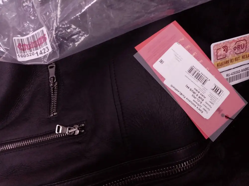 Прошу прощения у производителя, 3 звезды - это 5 баллов за качество дубленки, и ------0 работе Вайлдберриз. Я не стала исключением, вместо XL получила S. Видимо, то, что покупатели оплачивают заранее, стало стимулом не следить особо за качеством сборки и упаковки. Дубленка визуально понравилась, но заказывать больше точно не буду. Теперь еще надо дождаться возврата денег...