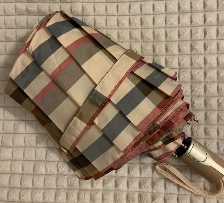 Отличный, стильный зонт! Сделан качественно, всё работает. Покупкой довольна, рекомендую.