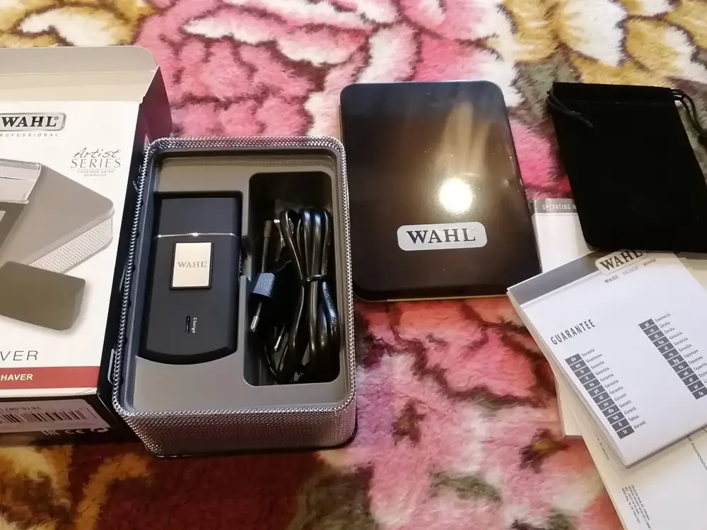 Упаковка целая, видно не вскрывалась. Бритва работает и заряжается. Бреет хорошо я доволен.