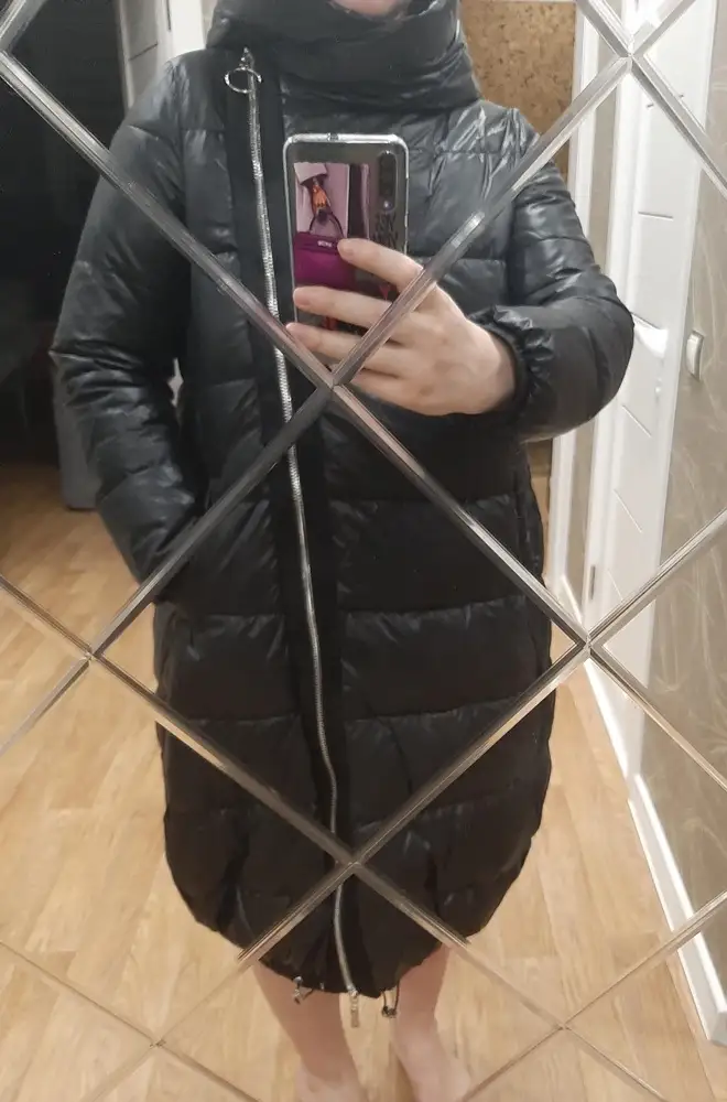 Куртка хорошая, длина на 170см прикрывает колено, мягкое, тонковатое, думаю не на -20, но довольно теплое, пока мерила, стало жарковато, удобное, не смотря на то,что прилично расширено внизу и немного стянуто резинкой, за счет чего не препятствует ходьбе, а наоборот, можно ноги поднимать как угодно)), на рукавах резинки, подойдет на фигуру груша, скрывает ниже пояса все что нужно скрыть), думаю и беременным будет отлично.
Качество хорошее, выглядит дороже, чем стоит, как мне показалось, по крайней мере досталось оно мне дешевле немного, чем сейчас.
Мой размер 50, по бедрам где-то даже 52, подошел данный размер. Но у кого грудь большая (>3) или широковатые плечи нужно побольше, потому что мне по груди почти впритык, на 48-50 подойдет тоже хорошо.