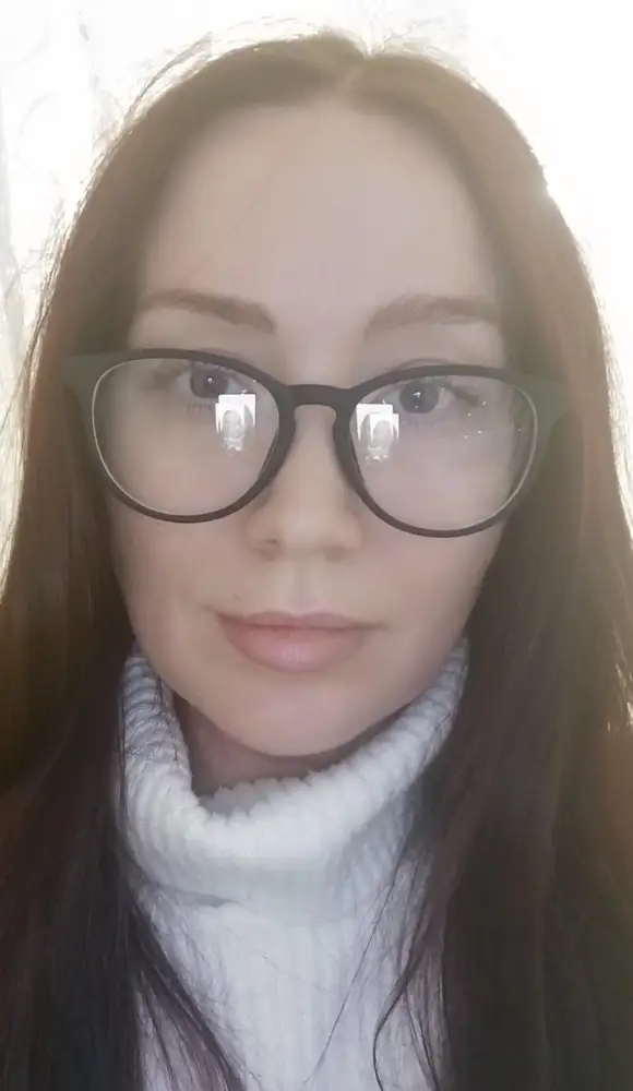 Отличные очки! Но нужно смазать специальным маслом винты на дужках, поэтому что очень туго открываются. На большое лицо сели отлично, боялась что не налезут. Быстрое фото прилагаю.