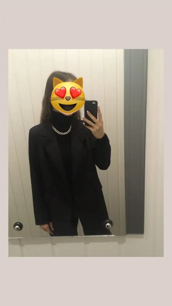 Очень классный, тем более за такую цену (1162₽). Оверсайз, 44 размер сел идеально по плечам, по длине тоже то, что я хотела. Только пришлось рукава укоротить сантиметров на 4-5, слишком длинные были на рост 159. Ткань прям как у нормального пиджака, а не как у некоторых как халат