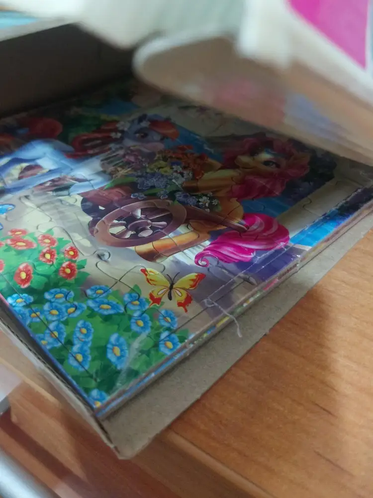 Самому производителю минус за то что не запечатываете коробки. Большой минус магазину Вайлдберриз, коробка вскрыта была,вся в жирной слизи. В магазине нет пакета, уже не 1 раз. Должно быть пазлы 4 шт. В коробке только 2 шт.оказались. Очень огорчена, потому что увидела только дома, да и перезаказывать смысла нет, брала на подарок.