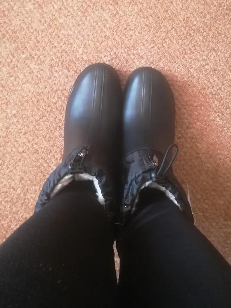 Очень удобные, идут в размер, на свой 39 взяла 39-40.
Смотрятся очень даже прилично, не громоздкие, аккуратненькие, в слякоть с собакой погулять думаю ноги не замерзнут.Спасибо производителю.