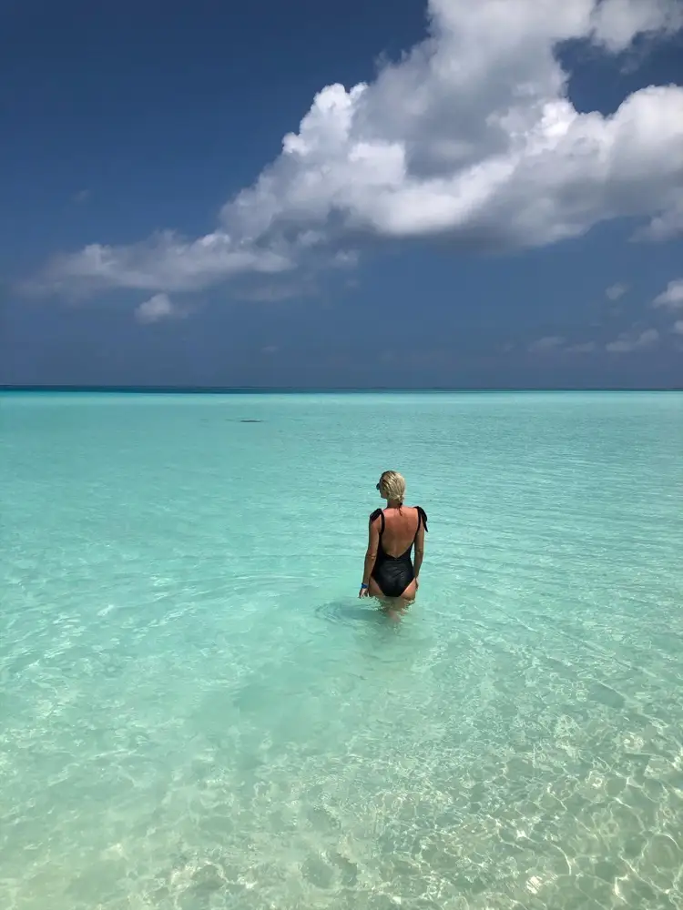 Шикарный, качественный, плотный, тк двойной. Без чашек. На мои 85-61-90 хорошо сел S даже с запасом небольшим, возможно XS сел бы лучше. 