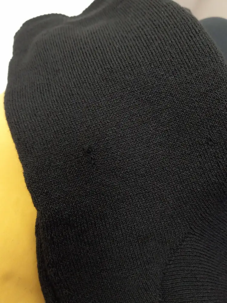 Нитки торчат, синтетика,дешевый вариант.