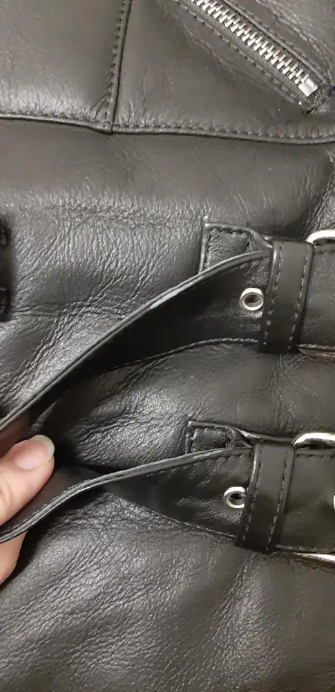 Попытка номер 3 была купить дубленку у этого производителя,то размер не соответствует то качество оставляет желать лучшего......в этот раз пришла с потертостями на всех ремешках и молнии тугие...крой тоже в другом размере оказался кривым...в общем покупая здесь,приобретаешь кота в мешке