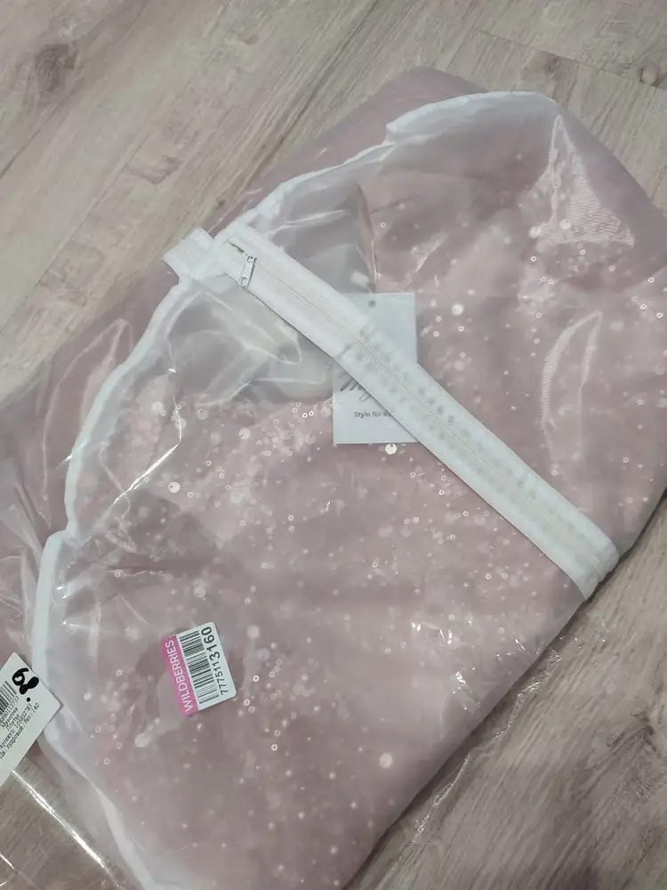 Пришло все аккуратно упаковано в чехле и с вешалкой. Платье понравилось, к качеству претензий нет, нитки нигде не торчат. Цвет пудра приятный, на фото не совсем передается оттенок. В реальности лучше смотрится.