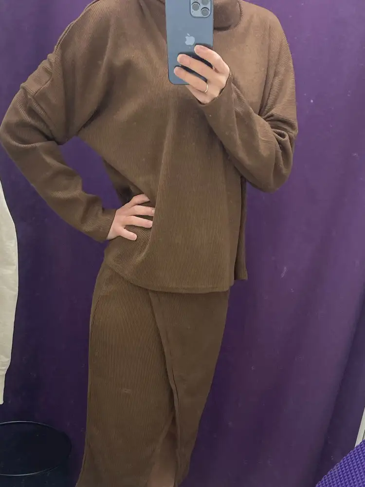 Добрый день. Забрала свой костюм с юбкой сегодня. Очень довольна. Ткань плотная, не просвечивает. Цвет красивый коричневый насыщенный не блеклый. Швы отличные, качественно сшит, нитки не торчат. Думаю, буду носить и на работу в офис и можно вечером надеть на мероприятие….в общем и в пир и в мир))) спасибо продавцу!