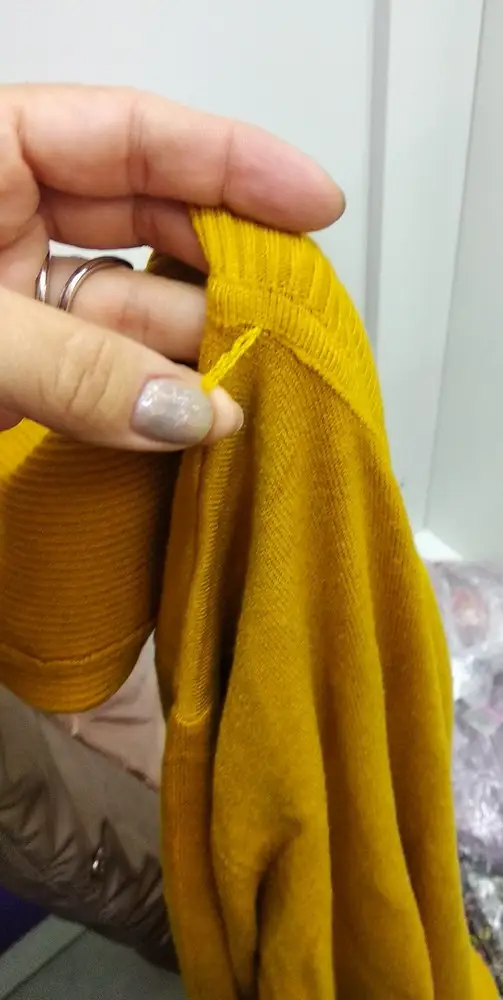 К сожалению пришла с распущенной ниткой на горле. Маломерят. Заявленный размер 54-58, соответствует размеру 50. Если носите в обтяжку, то на 52.