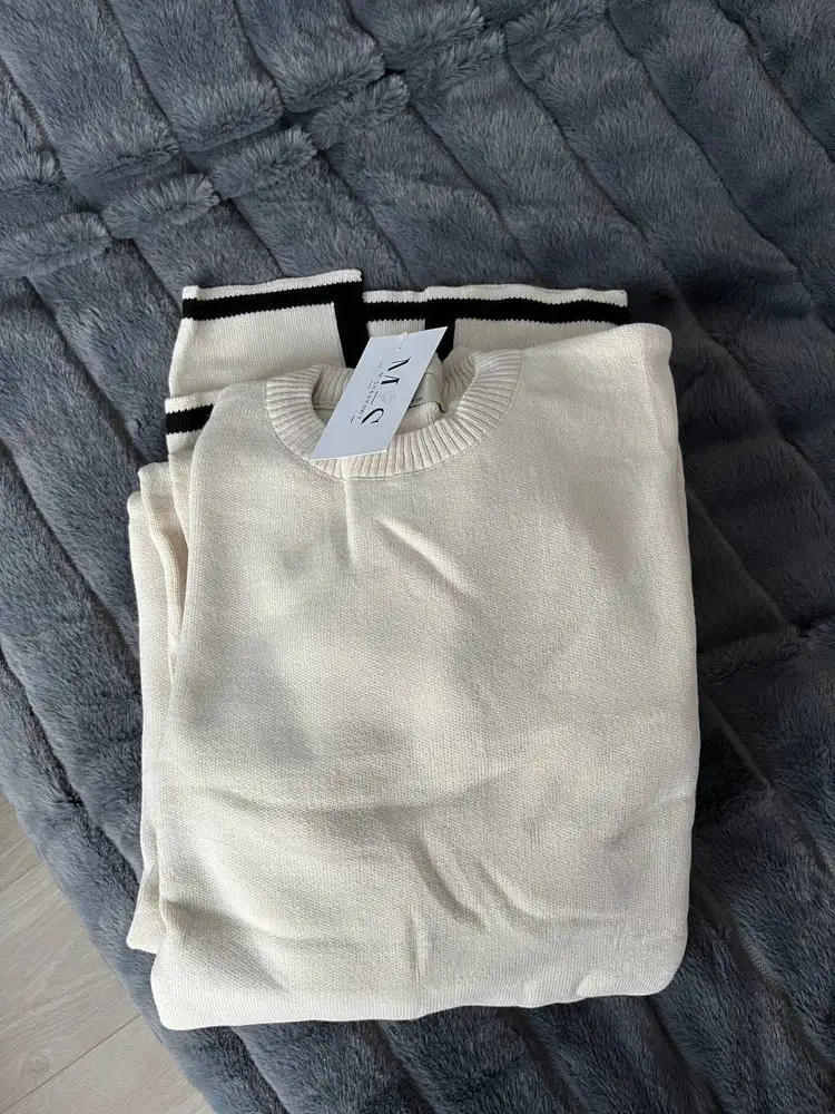 Костюм просто потрясающий! Мягкий, комфортный, смотрится стильно и необычно за счет чёрных вставок. Однозначно рекомендую!