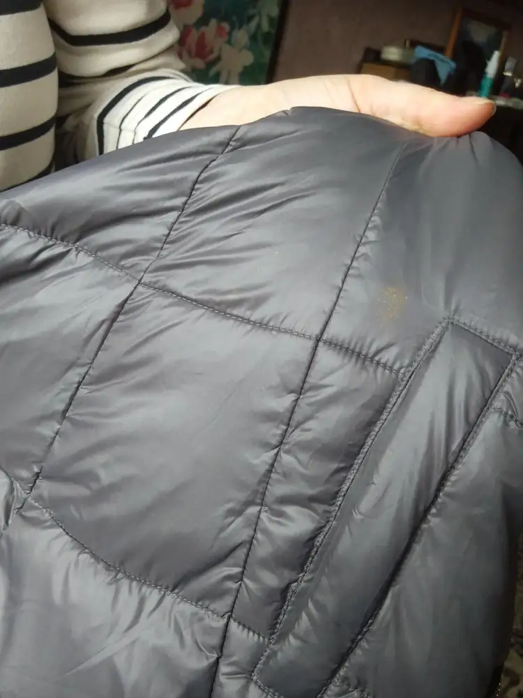 Куртка понравилась хорошая, теплая, но расстроило то что пришла грязная с пятнами. Поэтому оформили возврат.Звезду сняла только из-за этого, очень расстроило, теперь ждать рассмотрения возврата 5 дней не по своей вине.