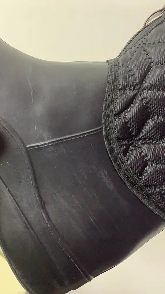 Вы что гоните?! Хватит присылать покоцанные вещи! Еще и в пакете без коробки. Я в шоке. Что касается размера мой 36,5, зимнюю обувь ношу 37. Размер 36-37 оказался маловат. На толстый носок вовсе жмут.