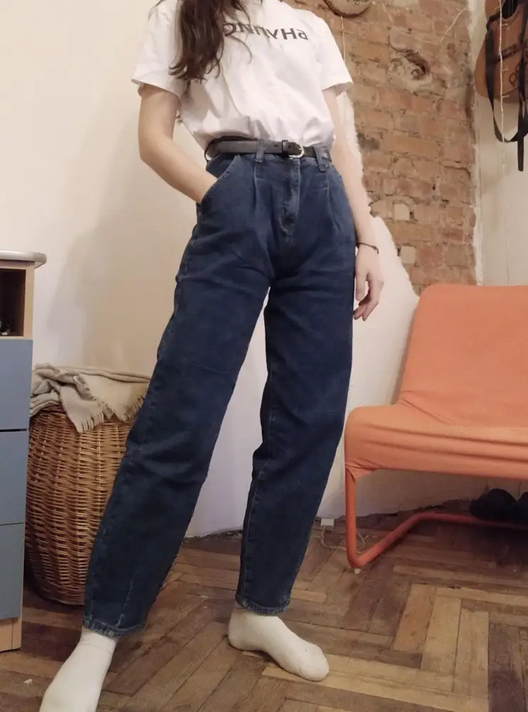 Клевые джинсы, хорошо сели, только при росте 162 26 размер выглядит длиннее, чем на модели. А еще в комплекте дурацкий ремень, можно его и не класть😅