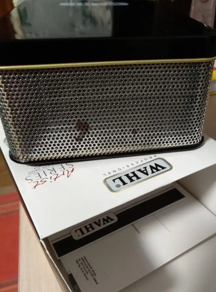 Пришёл заказ с такой коробкой, маленькая ржавчина, брала на подарок мужу, немного огорчилась конечно. Машинка бреет хорошо! Раздражения у мужа не оставляет.