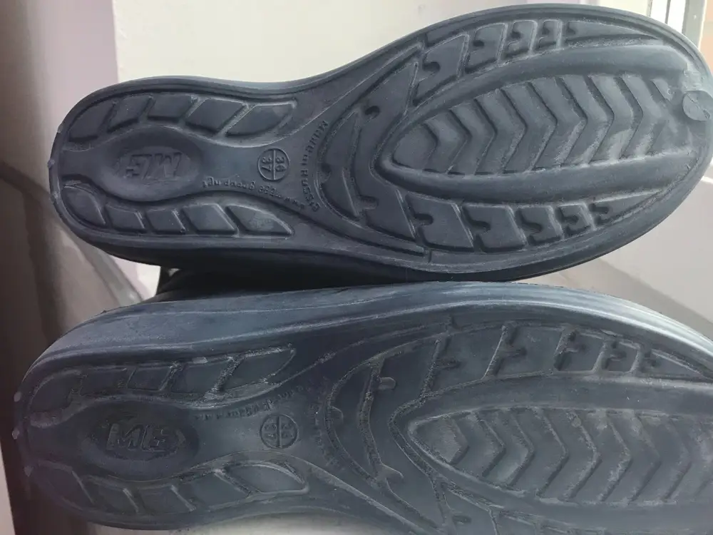 Впервые получила не качественный товар, во первых, сапоги пришли уже ношенные, на что обратила внимание даже продавец, а во вторых, один сапог выше второго, в третьих, задник одного сапога выпирает дугой.