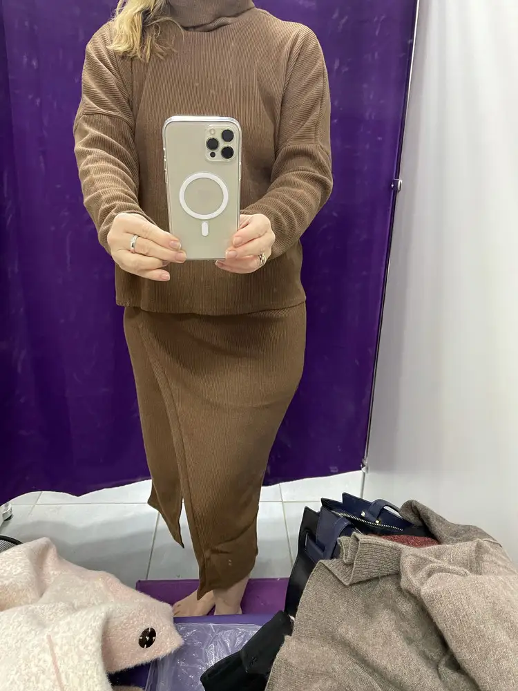 Добрый день. Достойный костюм с юбкой. Хороший свитер с горлом, юбка миди карандаш с необычным вырезом. Костюм праздничный. Качество мне понравилось.