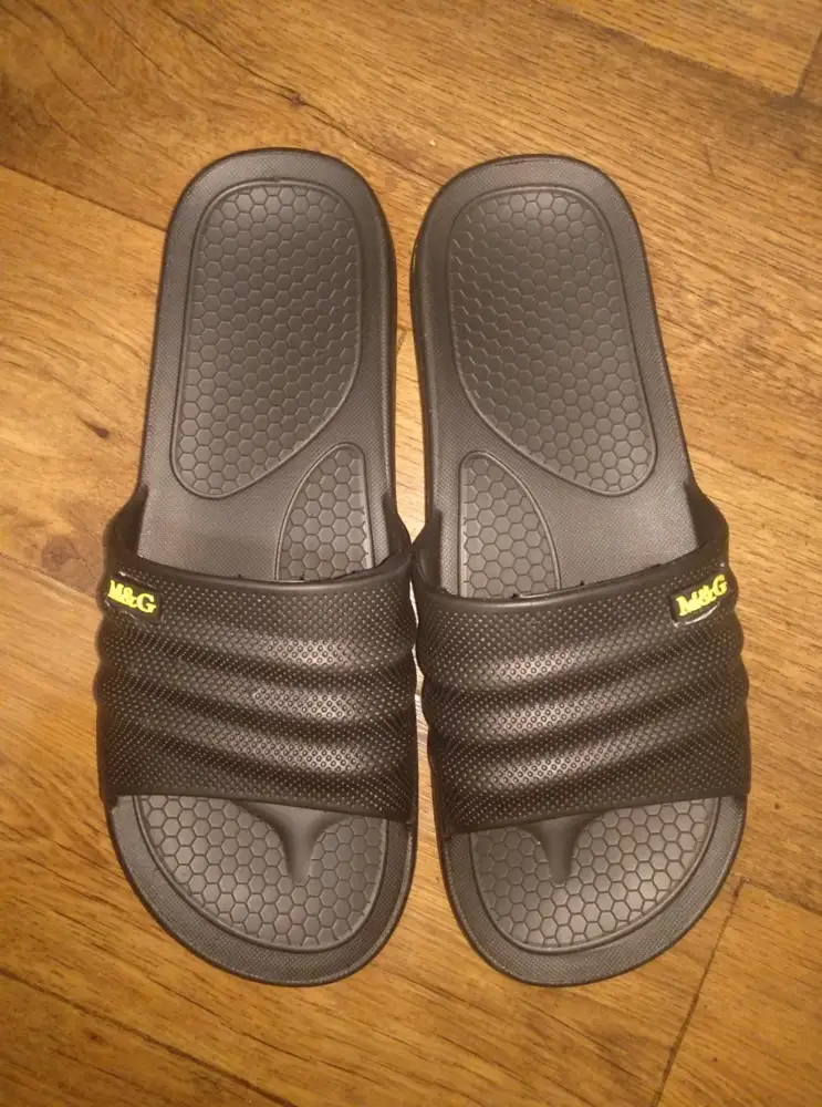 Хорошие тапочки, хороший материал, всё в размер, хожу довольный. Спасибо большое компании MegaGroup за хороший товар, честно, очень рад!😊