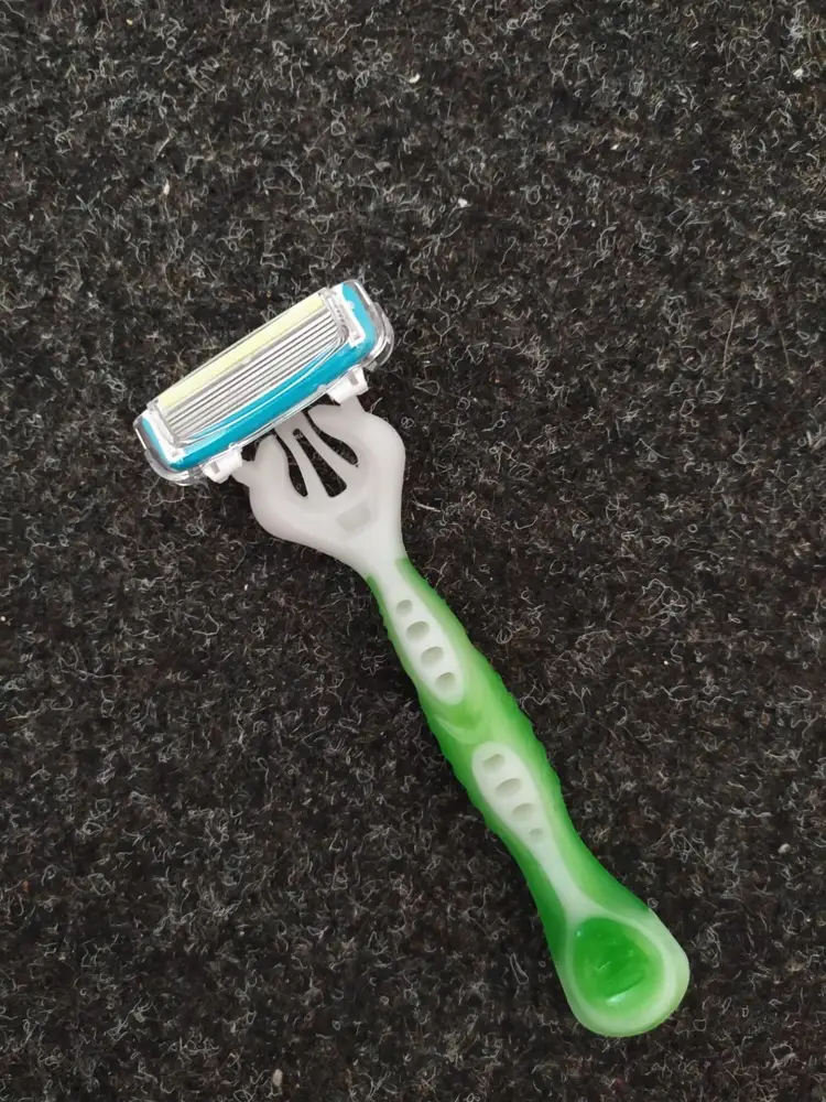 Клевая. Если брить против роста волос идеальная гладкость, не царапает, приятно скользит. Зеленый гель немного как обезболивающее покалывает.